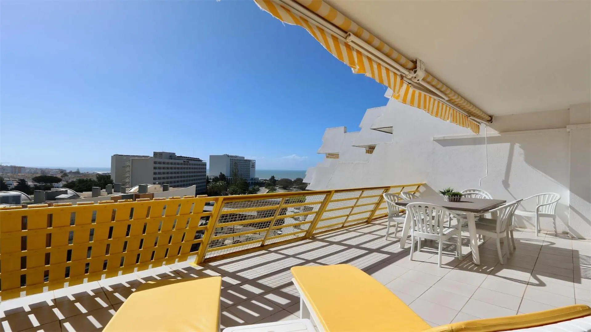 Al Charb Topfloor Sea View, Ar Con, Pool - Cleverdetails contacts